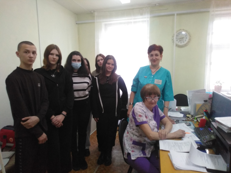 На занятии в «Виртуальной школе юного медика».