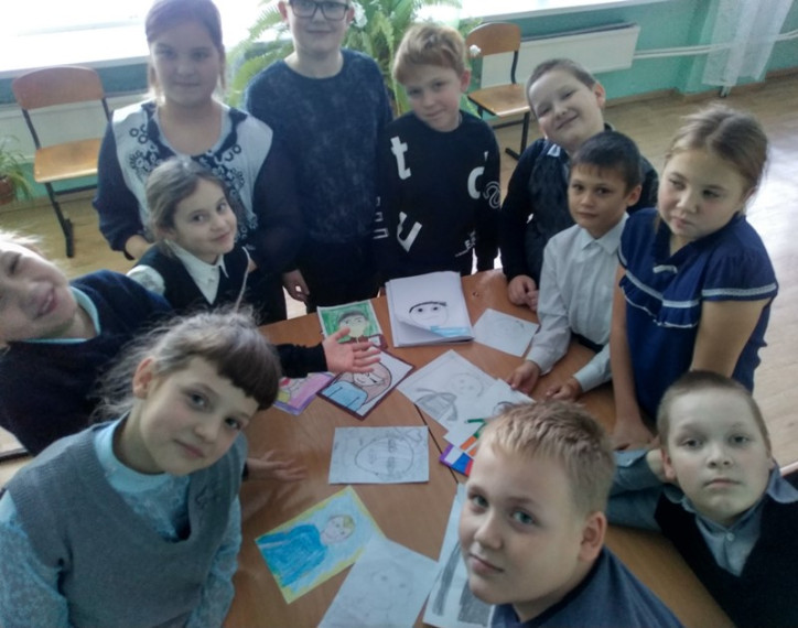 На занятии «Портрет моего класса» (внеурочная деятельность «Я живу в России»).